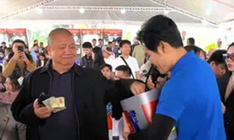 Chủ tịch Hoa Sen Lê Phước Vũ dốc hết tiền trong ví