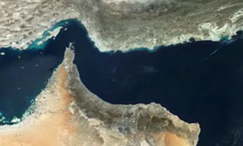 Giá dầu bật tăng 2% khi ông Trump cảnh báo Iran phải mở eo biển Hormuz trước thứ Ba hoặc đối mặt với ‘địa ngục’