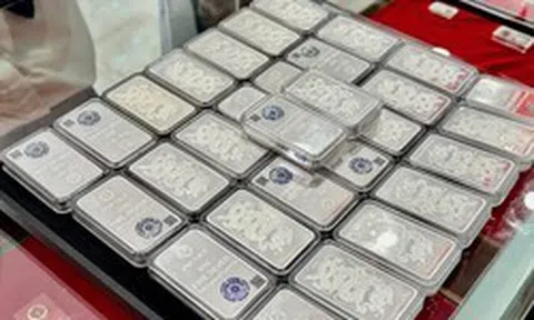 Pha sụt giảm mạnh của bạc: Người mừng, người lo