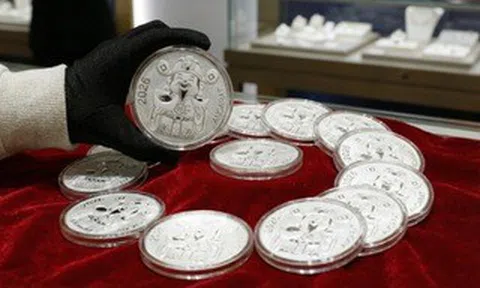 Giá bạc hôm nay 6-4: Giảm hơn giá vàng, Bạc Phú Quý, Ancarat rung lắc quanh 2,8 triệu đồng/lượng