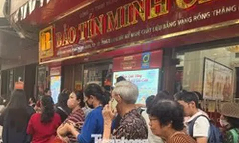 Cửa hàng Bảo Tín Minh Châu tấp nập khách mua vàng