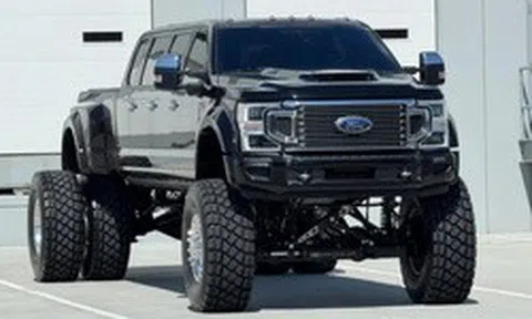 Cận cảnh 'quái thú' bán tải 11 chỗ ngồi, bình dầu đổ đầy hơn 700 lít