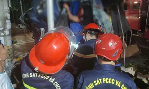 Xe tải tông tường nhà dân, đôi nam nữ mắc kẹt trong cabin