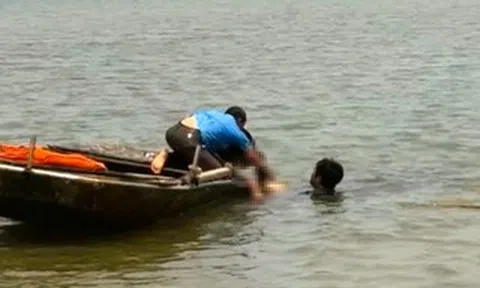 Đá bóng xong xuống đầm tôm tắm, nam sinh 18 tuổi đuối nước tử vong