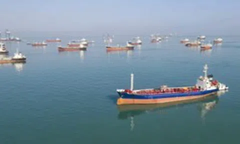 Hormuz vẫn dưới tầm kiểm soát của Iran, các 'ông lớn' dầu mỏ vẫn bất ngờ phát lệnh bốc hàng: Liệu có thỏa thuận ngầm?