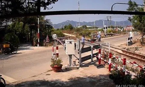 CLIP: Người phụ nữ vượt rào chắn đường sắt, ngã sát đường ray khi tàu sắp tới