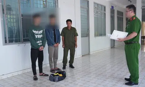 Bắt quả tang 2 thanh niên làm chuyện lén lút giữa đêm khuya