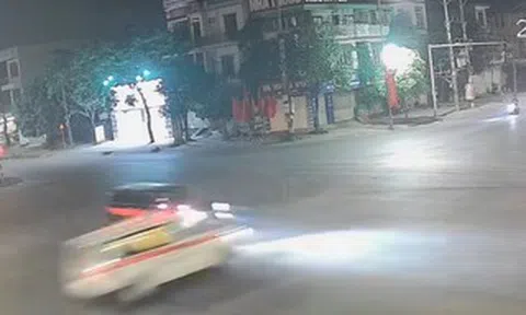 VIDEO: Xe cứu thương chở nhiều người bị lật sau khi tông xe bán tải ở ngã tư