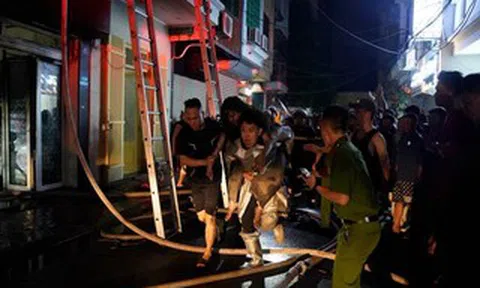 Giải cứu 5 người trong vụ cháy ngôi nhà 6 tầng lúc nửa đêm