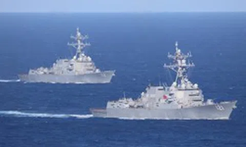 2 chiếm hạm của Hải quân Mỹ xuất hiện tại eo biển Hormuz – sắp làm 1 việc cả thế giới cùng mong chờ