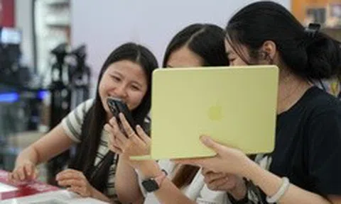 Apple lần đầu tung máy giá rẻ không ngờ, gây "sốt" tại Việt Nam, laptop phổ thông "nín thở"!