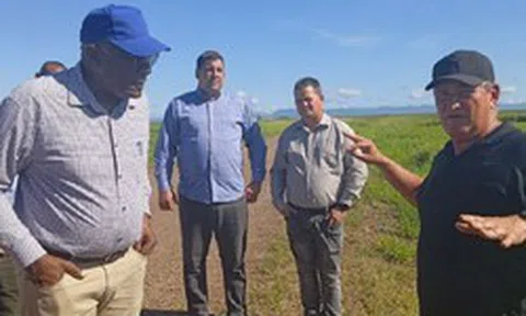 Cứ thứ Hai hàng tuần, nhiều người VN và nông dân Cuba cùng nhau làm 1 việc ý nghĩa trước khi ra cánh đồng