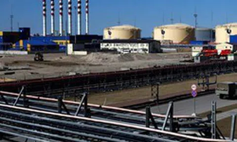 Chỉ còn dầu đủ dùng trong 50 ngày, quốc gia láng giềng Việt Nam gấp rút 'xin phép' Mỹ gia hạn mua dầu Nga