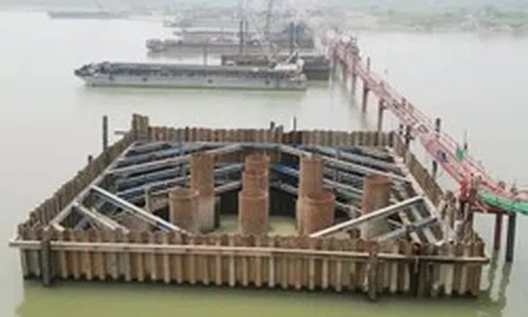 Cận cảnh cọc khoan nhồi cầu Hồng Hà dài 11 mét trên sông Hồng