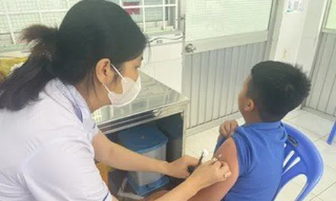 Người miền Tây ùn ùn đưa con đi tiêm vắc-xin phòng viêm não mô cầu