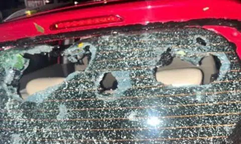 VIDEO: Mưa đá to bằng nắm tay xuyên thủng mái tôn, kính ô tô làm nhiều người bị thương