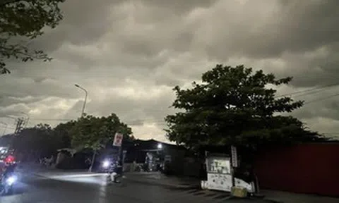 Chuyên gia nói gì về bầu trời bỗng tối sầm vào sáng nay 17-4 ở Hà Nội?