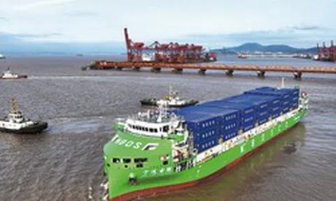 Trung Quốc công bố cỗ máy "cõng container" trên biển gây chấn động: Không chỉ mạnh mà còn thông minh!