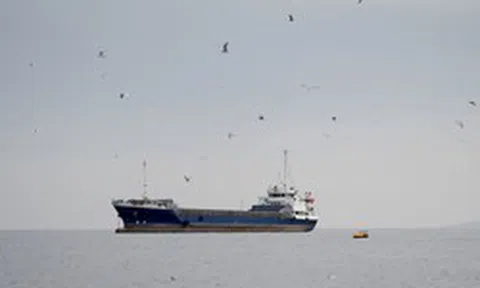 Tàu chở dầu 'ùn ùn' kéo về, thăm dò ngày Iran mở cửa eo biển Hormuz