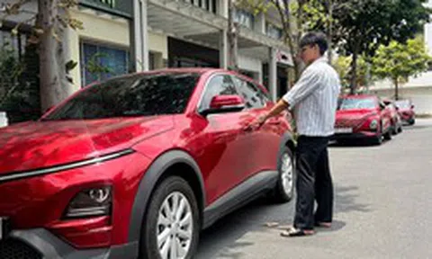 Thuê xe tự lái dịp lễ: Thừa xe xăng, khan xe điện