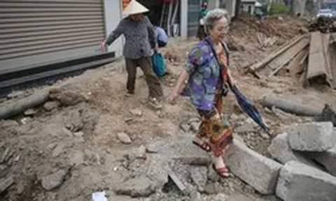 Người Hà Nội dò dẫm tìm lối đi qua công trường mở rộng đường gần 400 tỷ