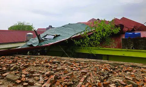 Dông lốc, sét và mưa đá tàn phá nhiều nơi, nguy cơ thời tiết cực đoan còn xảy ra