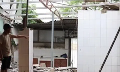 Sụt lún bất thường ven sông Thao, nhiều nhà nứt toác, chính quyền phải lập chốt dã chiến