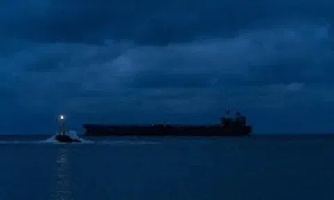 Trong đêm tối ngoài khơi vịnh Ba Tư, 4 triệu thùng dầu Iran đột nhiên 'biến mất khỏi hệ thống theo dõi', vượt qua vòng vây Mỹ - chuyện gì đang xảy ra?