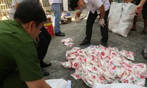 Đột kích một căn nhà, công an triệt phá đường dây sản xuất nước mắm và bột ngọt giả, tịch thu 1 tấn sản phẩm và công cụ đóng gói