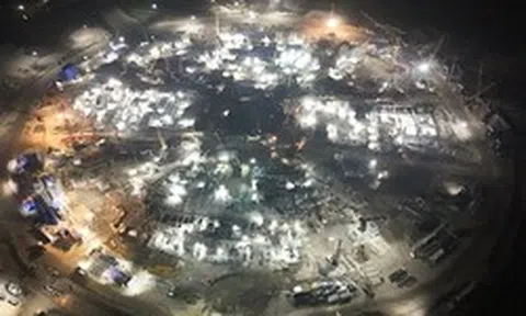 Đại công trường rực sáng xuyên đêm, tăng tốc xây sân vận động lớn nhất thế giới