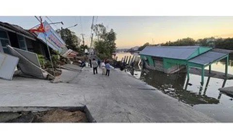 Sạt lở nghiêm trọng ở Cà Mau khiến tài sản hơn 3 tỉ đồng bị kéo xuống sông