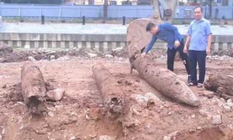 Cận cảnh 3 cọc gỗ cổ phát hiện dưới sông, nghi có từ thời Trần