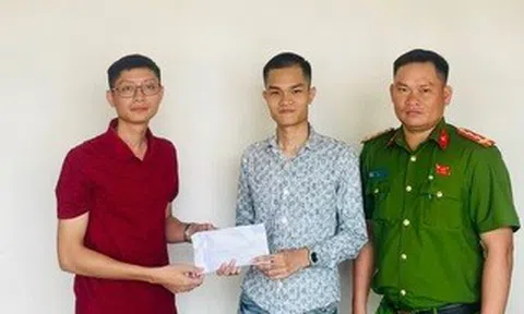 Phát hiện gần 57 triệu đồng “bỏ quên” tại trụ ATM, chàng trai giao nộp công an