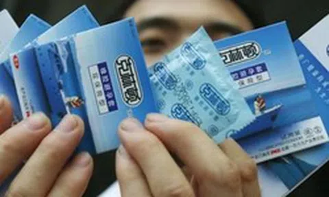 Người Trung Quốc kêu gọi nhau tích trữ số lượng lớn bao cao su