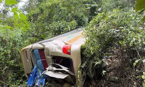 Xe khách chở 25 người lao xuống vực sâu 100 m, nhiều người thương vong