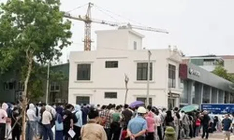 Tái diễn cảnh xếp hàng nộp hồ sơ mua NƠXH tại Hà Nội