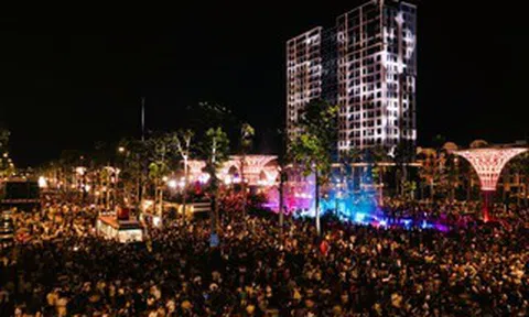 Biển người đổ về Sầm Sơn thưởng thức ca nhạc, xem bắn pháo hoa