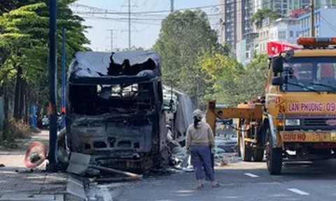Xe đầu kéo cháy dữ dội lúc rạng sáng ở TPHCM