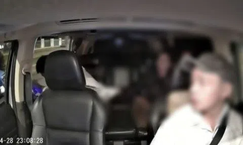 CLIP: Mâu thuẫn với bạn gái, người đàn ông nhảy khỏi taxi khi xe đang chạy