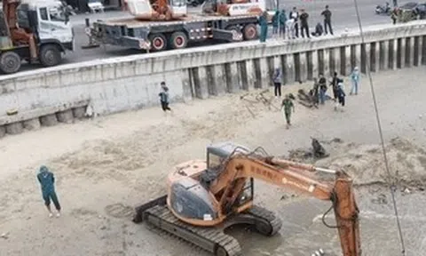 Bất ngờ phát hiện nhiều vũ khí khi trục vớt xe tăng tại bãi biển Quy Nhơn