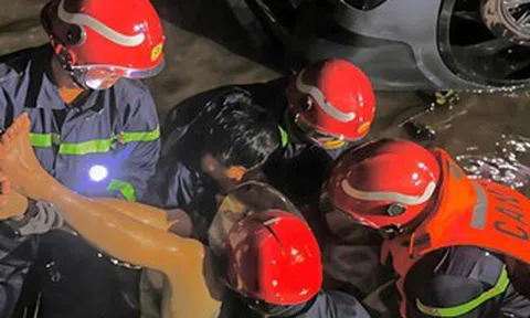 Nam thanh niên mắc kẹt trong ô tô lật ngửa dưới mương nước hàng giờ