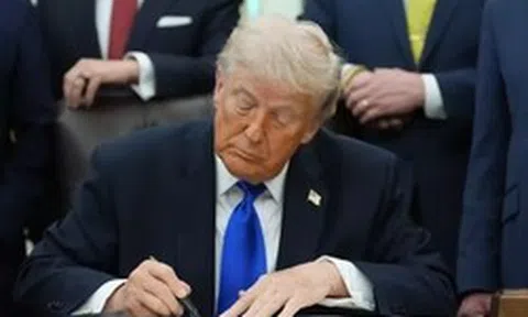 Tổng thống Mỹ Trump bất ngờ áp thuế 25% với xe hơi và xe tải từ Liên minh châu Âu