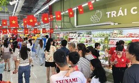 Dòng người đổ về siêu thị, trung tâm thương mại mua sắm