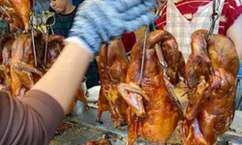Tiệm vịt quay ở TP.HCM bỏ túi cả trăm triệu đồng mỗi ngày dịp 30/4 - 1/5