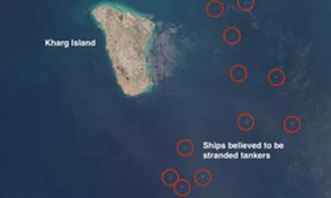 Giữa lúc thế giới 'khát' dầu, 1,8 triệu thùng dầu thô này vẫn 'trôi lênh đênh' trên biển - chuyện kỳ lạ gì đang diễn ra?