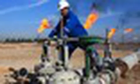 Quốc gia xuất khẩu hàng tỷ thùng dầu mỗi năm thông báo đại hạ giá dầu với điều kiện không tưởng: Người mua phải tự đi qua eo biển Hormuz nhận hàng