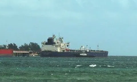 Phát hiện tàu chở gần 300.000 thùng dầu Nga đang di chuyển, đến sát Cuba thì bất ngờ dừng lại