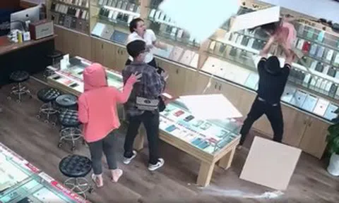 VIDEO: Thót tim em bé rơi xuyên qua trần thạch cao khi tìm đồ chơi