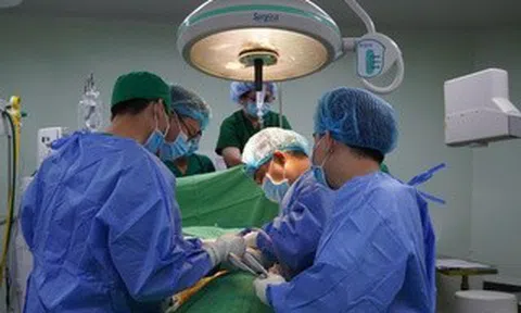Huy động 6 chuyên khoa cứu người đàn ông ở Cần Thơ