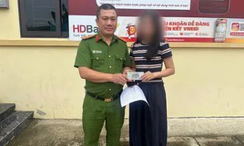 Cô gái trẻ lập tức rút toàn bộ tiền được chuyển khoản, mang đến trụ sở công an